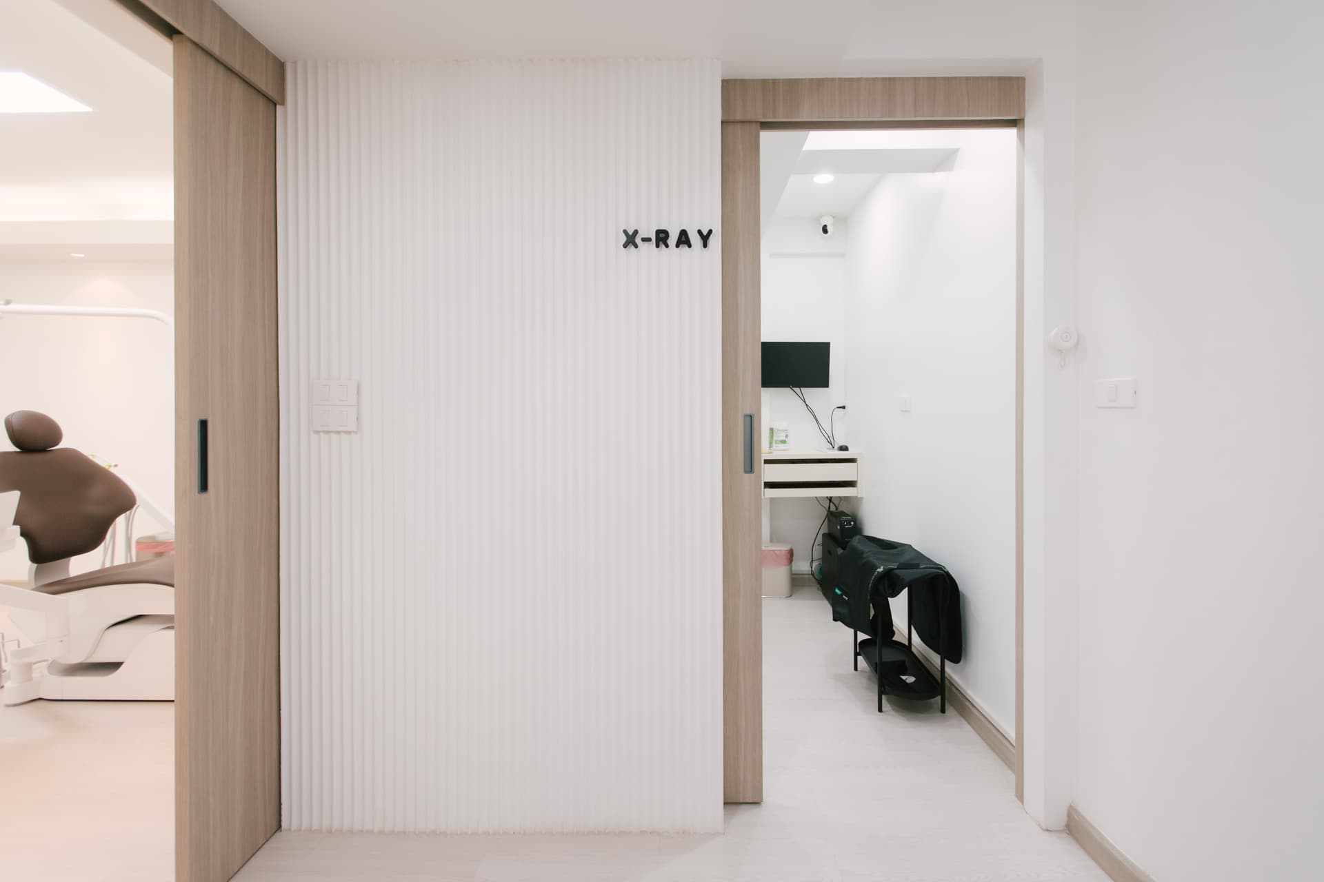 Treatment room with Dentium dental chair