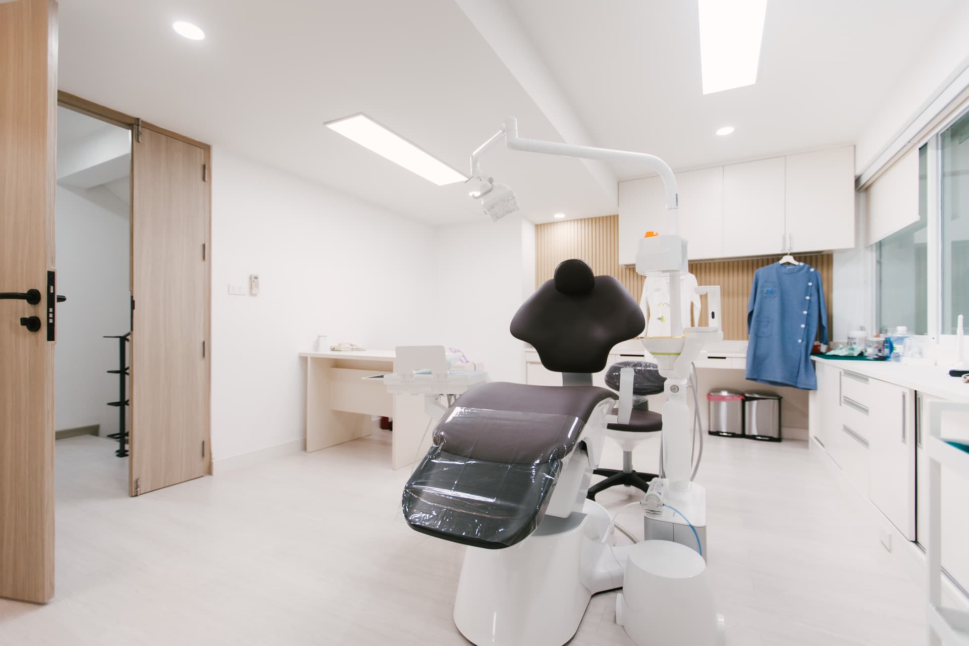 Fully equipped treatment room with dental chair