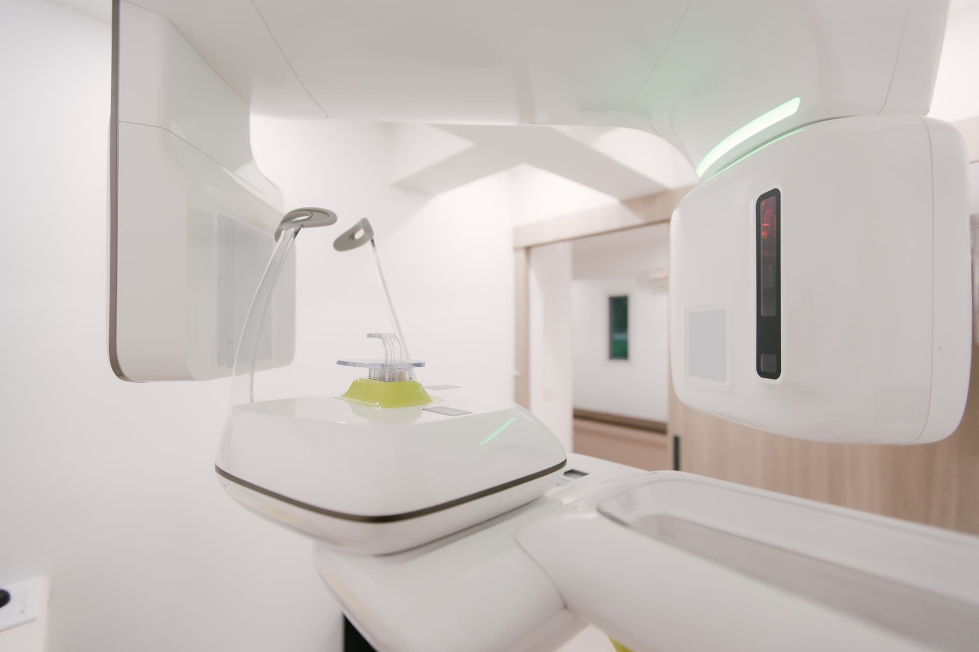 Treatment room ceiling-mounted dental light